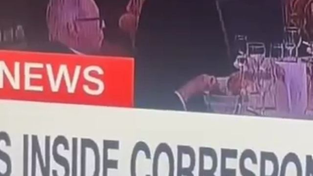 🤣 В сети обсуждают гостя мероприятия, который спокойно продолжал есть, при покушение на Трампа