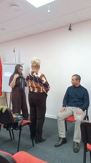 Подняли человека над стулом пальцами