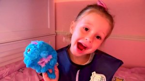 Настя играет в профессию полицейского