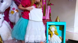 Настя распаковывает подарки со дня рождения