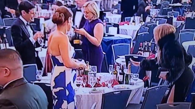 Во время стрельбы по Трампу в Белом доме один из гостей продолжает ужинать как ни в чем не бывало