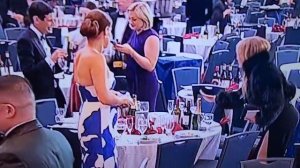 Во время стрельбы по Трампу в Белом доме один из гостей продолжает ужинать как ни в чем не бывало