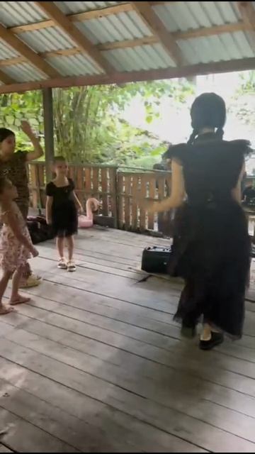 Чебурашка и венсдей танец