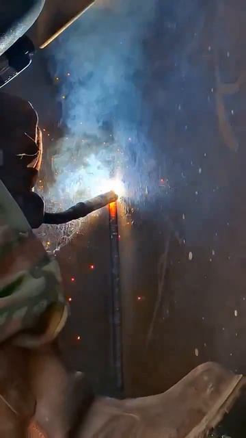 Вертикальный шов полуавтоматической сварки