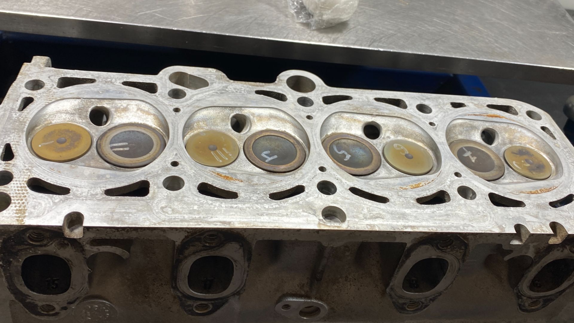 ГБЦ Volkswagen Golf Plus 1.6 л., 8 клап., 2007 г. дефектовка, проверка герметичности вакуум-тестером