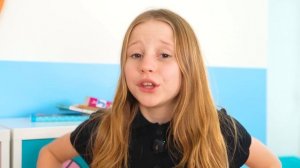 Настя_поддерживает_новичков_в_первый_день_учебы