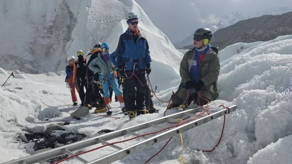Первый день команды «Эверест-26» в базовом лагере был насыщен тренировочными занятиями