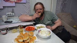ВКУСНО КУШАЮ ПРИШЕЛ ПЕРВЫЙ РАЗ ГОСТЬ подвал ильича УЖИН