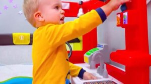 Влад и Ники учатся правилам безопасности и хорошему поведению для детей