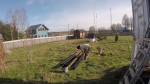 Деревня Соснино (обработка битумом столбов для перголы)