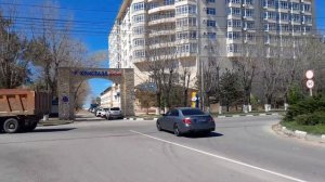 Анапа, 26.04.2026. На улицах города - первые туристы. Показываю Пионерский проспект.