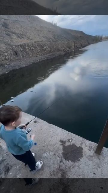 Дети на рыбалке ловят рыбу по взрослому!.