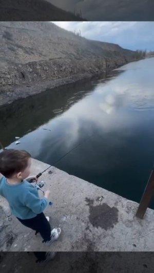 Дети на рыбалке ловят рыбу по взрослому!.