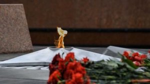 Футаж Вечный огонь и гвоздики