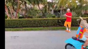 Дядя играет в прятки с пятью Майклами