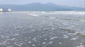 Длиннючий широкий пляж!