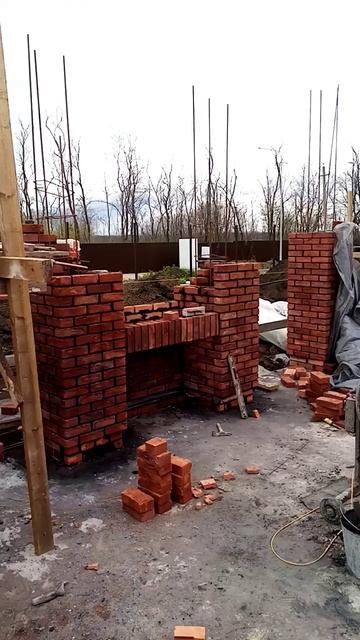 Стягивает шпилькой кирпичи, делаем перемычьку.