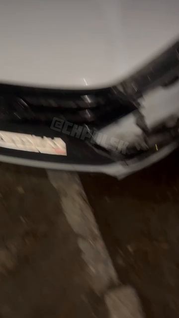 😨 Неадекватный водитель Лады Весты на большой скорости повредил около 5 автомобилей во дворе дома н