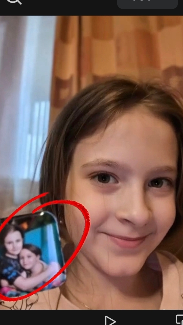 Как сделать стикеры на телефон с любым человеком???