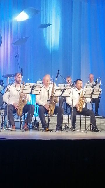 И от страха все быстрее песенку поют...