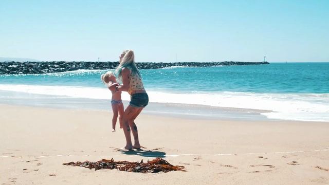 Девушки и море прекрасны