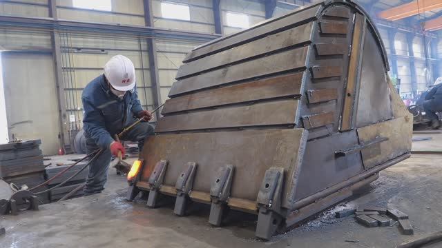 Процесс ремонта старого ковша экскаватора / корейские методы реставрации