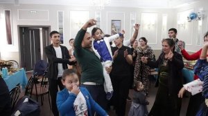 ТОЛЯ КИЦА ШИНДЯ И ЧУРНЯ ЛЭ ВНУКОСТИ , И АНДЯ ЦЭРЭ ЛА ВНУЧКА .