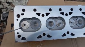 Обзор дешевой  головки блока цилиндров на УМЗ, проверка на герметичность.