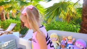 Настя играет в прятки с куклами