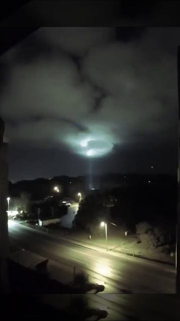 видео света над домом в ночи