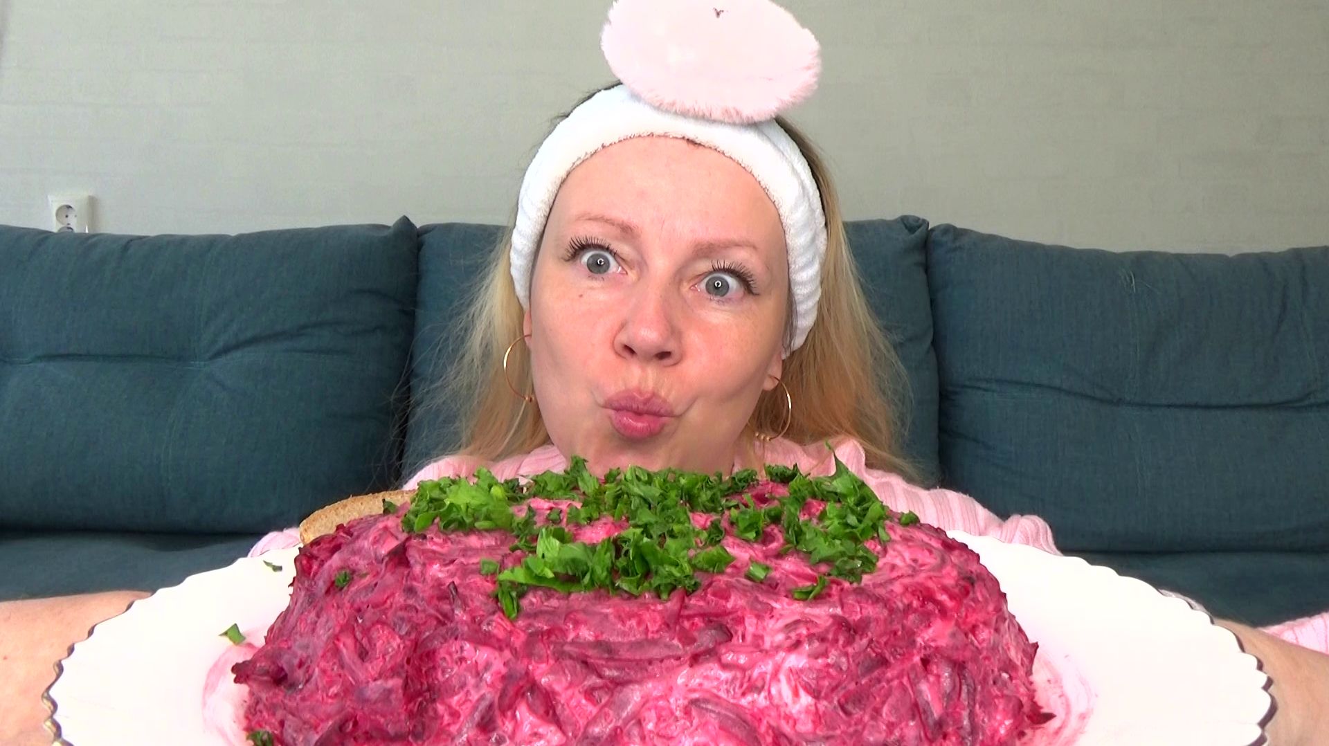 Мукбанг от Яновны Королева стола Селедка под шубой и хлеб. Еда вкуснота. смотреть онлайн