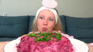 Мукбанг от Яновны Королева стола Селедка под шубой и хлеб. Еда вкуснота.