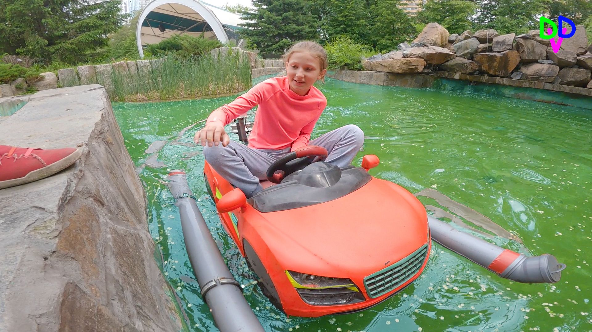 Диана и Даня катаются на самодельной машине-лодке.