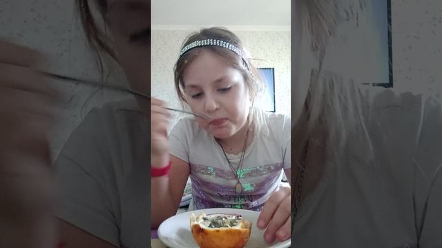 Пробую гренадиллу и маракуйю