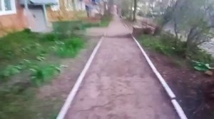 КАЖДУЮ ВЕСНУ, ЖИТЕЛИ ОДНОГО ДОМА УКРАШАЮТ СВОЙ ДВОР И САД, ЧТОБЫ ПРОХОЖИЕ ЛЮБОВАЛИСЬ ЭТОЙ КРАСОТОЙ.