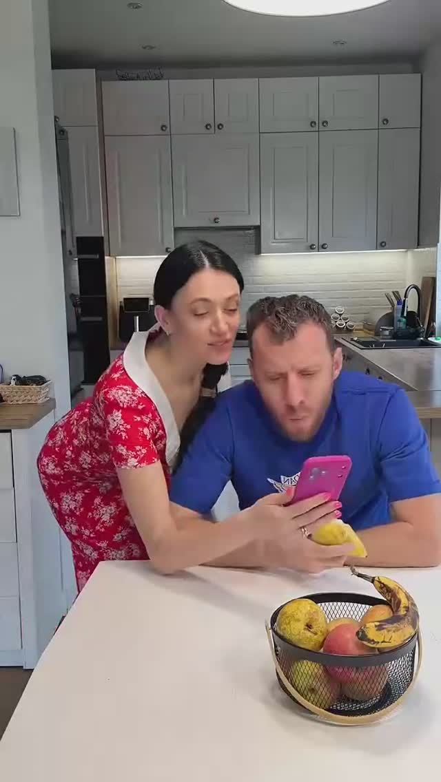 Она получает все, что хочет. Забавная семейка #комедия #пара #смешно