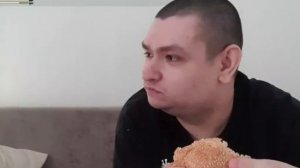 Руслан Гительман балдёжный бургер,раньше меня называли балдёжником.Жадное поедание бургера.🧐