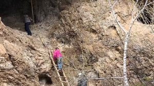 Это мы лезим в пещеру Салавата!