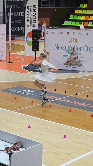 Соревнования по роллер спорту. Девушку зовут Рита