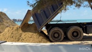 #АНАПА ЦЕНТРАЛЬНЫЙ И ЛЕЧЕБНЫЙ ПЛЯЖИ ОГОРОДИЛИ: ОТСЫПАЮТ НОВЫЙ ПЕСОК. РАБОТЫ ИДУТ КРУГЛОСУТОЧНО.