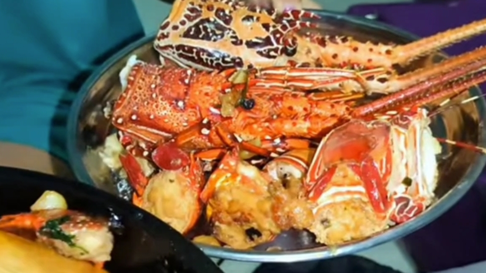 Стаи омаров укрываються на мелководье после отлива.