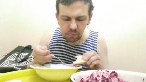 Мукбанг бульмени Горячая Штучка свинина и говядина со свеклой