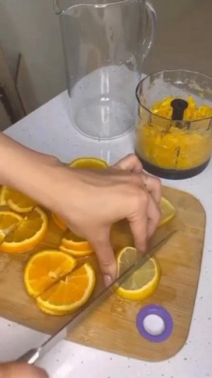 Домашний лимонад за 5 минут 🍊 

Ингредиенты:
Минеральная вода 
Апельсин 
Лимон 
Сахар