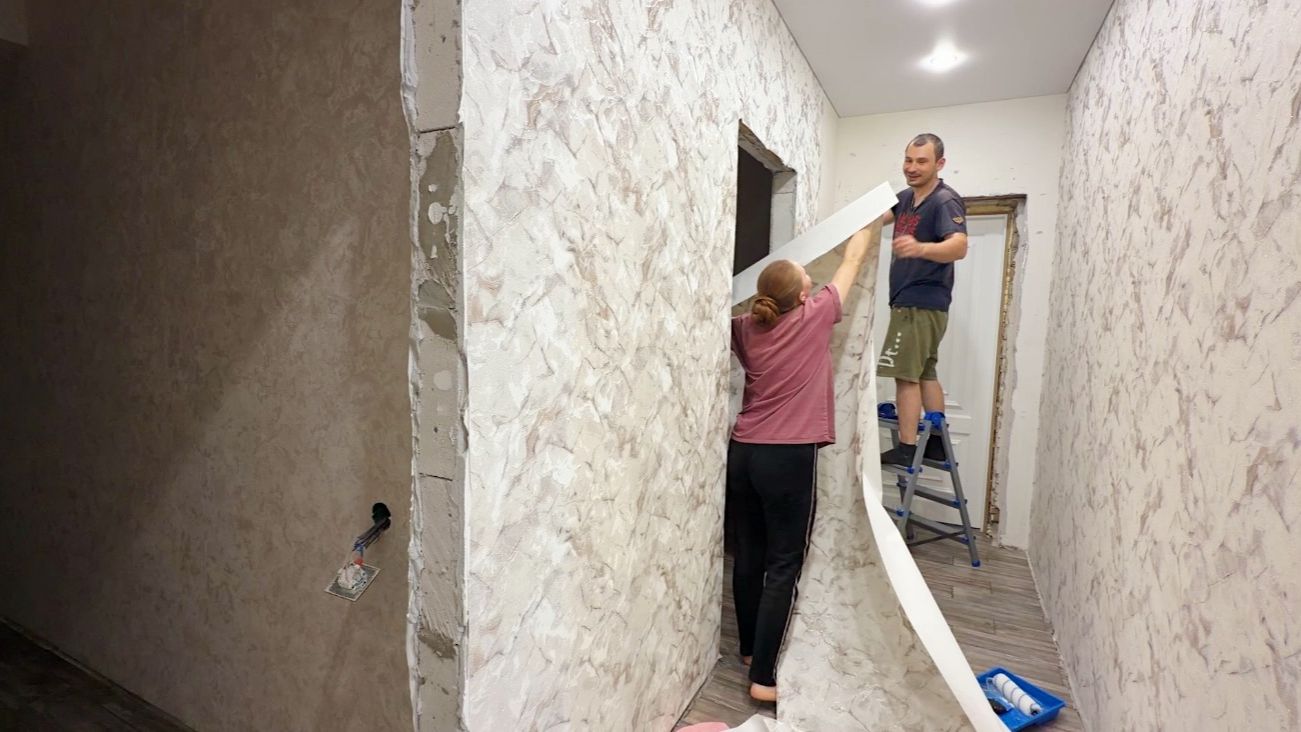 Все стены готовы. Обои поклеены. Осталось немного. Делаем ремонт своими руками. Строим дом в деревне