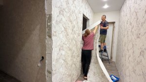 Все стены готовы. Обои поклеены. Осталось немного. Делаем ремонт своими руками. Строим дом в деревне