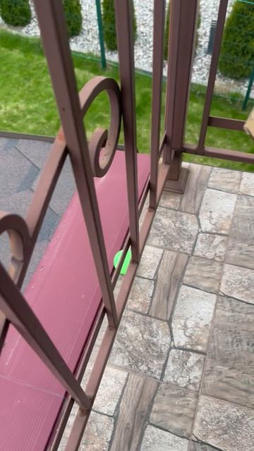 Сбрасываем маленькие шары с балкона