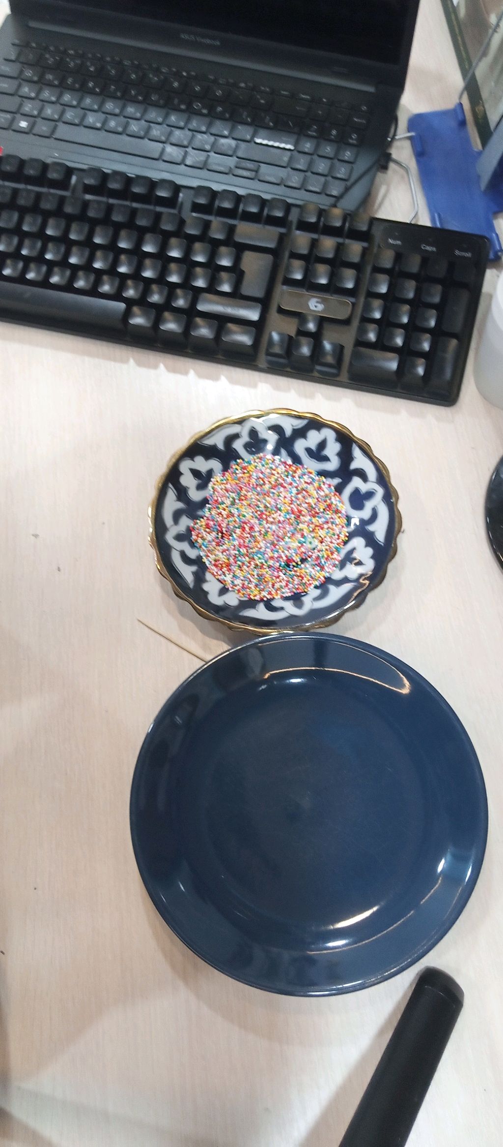 сортирую посыпку по цветам