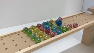 Увлекательное видео для детей и малышей. Шарики катятся в машинки. Яркие шарики. Мультики для детей