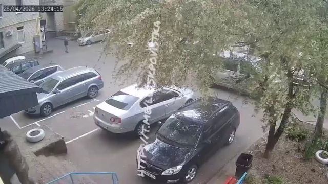 Луцк. Зе-людоловы поймали человека у подъезда.