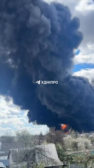 Все больше потрясающих видео с пожаром в Днепропетровске расходятся по интернету !!!